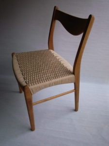 Peder Kristensen がデザインした椅子（GS61）のペーパーコード張り替え修理