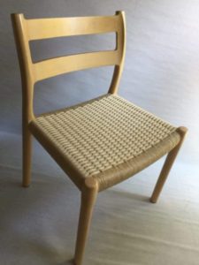 Niels O.Moller がデザインした椅子（84チェア）のペーパーコード張り替え事例