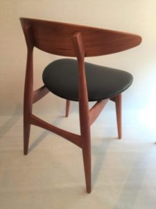 Hans J.Wegner がデザインした椅子（CH33）の生地張り替え修理