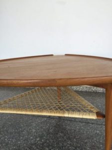 Poul Jensen がデザインしたコーヒーテーブルの籐の張り替え修理事例