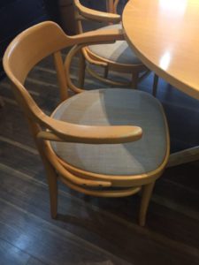 アクセル・カンデルがデザインした椅子の生地の張り替え事例