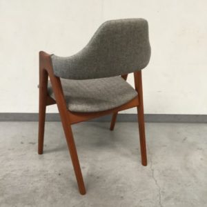 Kai Kristiansen がデザインした椅子（コンパスチェア）の生地張り替え事例